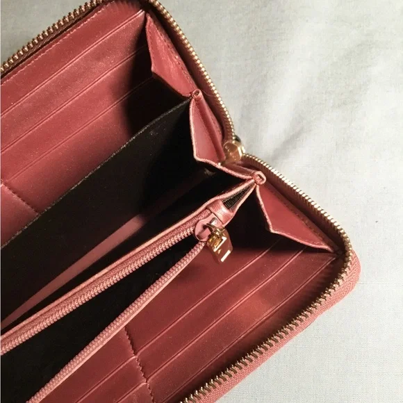 Gucci Red Quilted Wallet with Gold Hardware - Picture 8 of 9